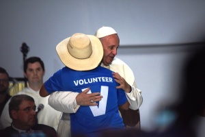 wolontariusz z panamy z papieżem franciszkiem